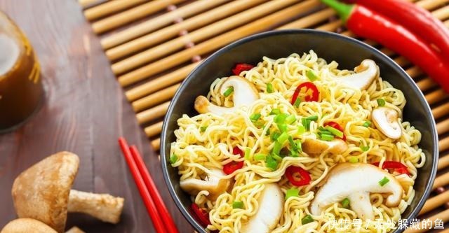 泡面的时候,很多人都忽略了这一环节,所以泡面才难吃还发硬