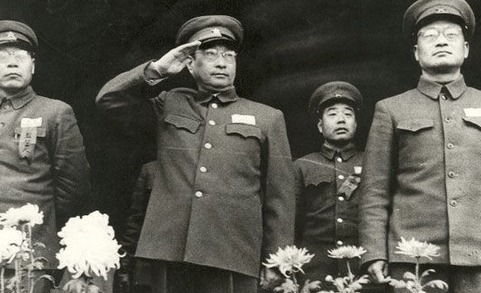 原型:效仿武松杀敌留名,扛机枪救386旅长