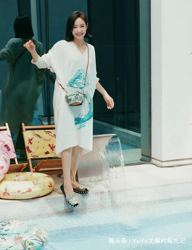 穿搭 连衣裙+高跟鞋过时了!聪明女人早已爱上平底鞋,减龄百搭又舒适