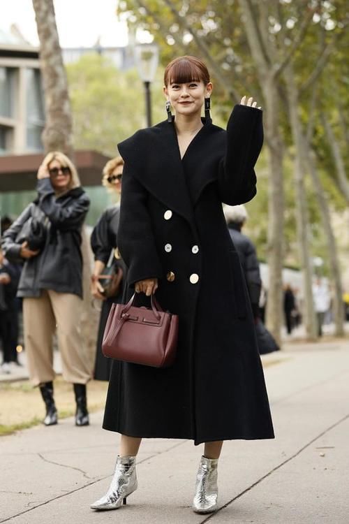 大衣别总穿基础款，今年流行的是“双排扣大衣”，优雅高级显气质