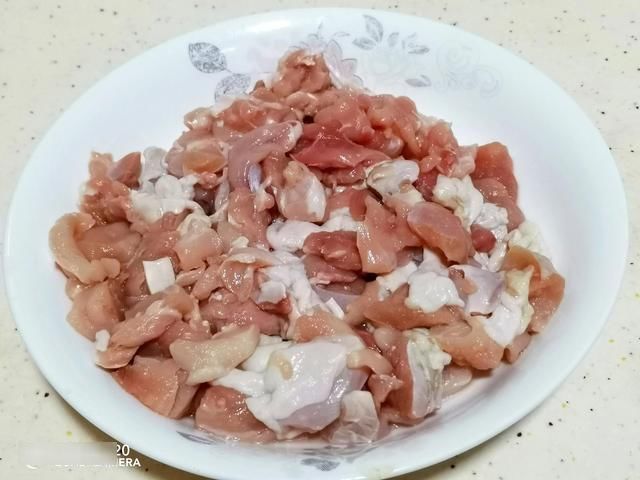 辣子鸡|鸡腿肉这样做，外酥里嫩，香辣过瘾，一大盘都不够吃