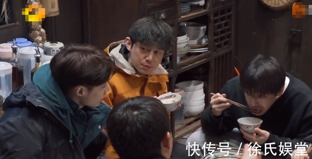 蘑菇|张艺兴秀厨艺让黄磊侧目，做了一桌好菜，为了身材却粒米不沾