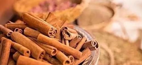 50岁老婆婆天天用桂皮泡脚,坚持一个月后,身体发生以下惊喜变化