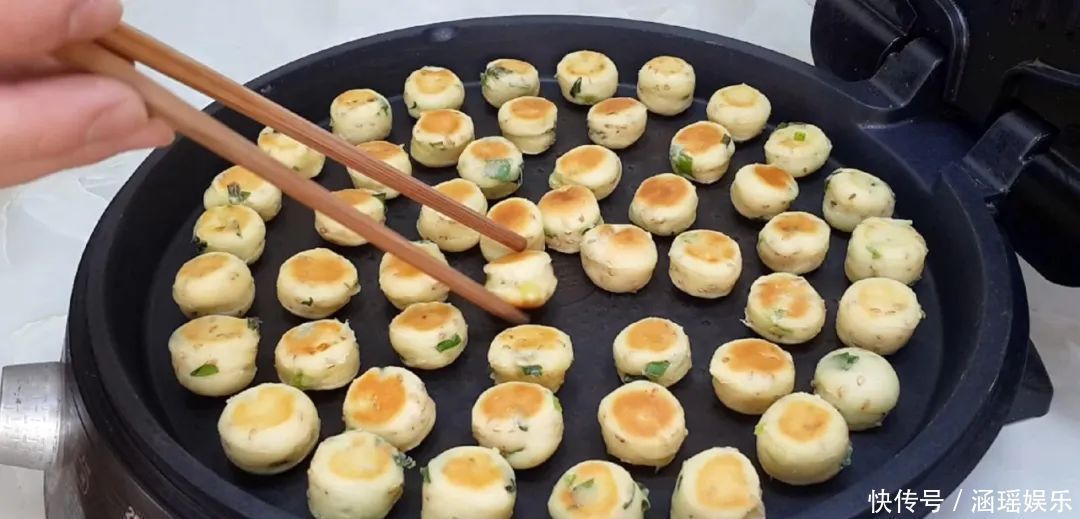 早餐别吃包子了,面粉中加2个鸡蛋,不蒸馒头不烙饼,出锅太香了