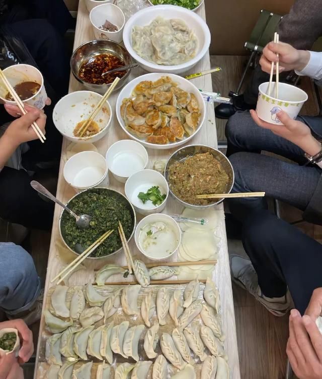 黄晓明晒包饺子照片：只有饺子和几双手出镜