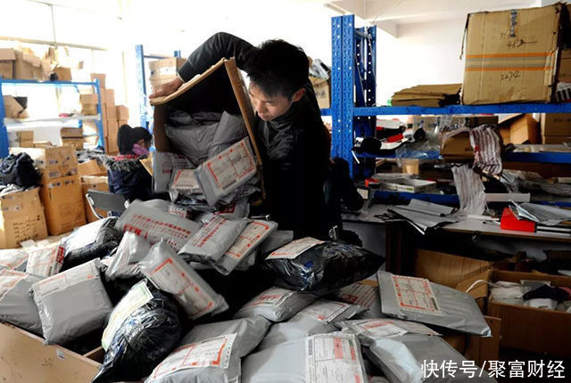 维权|“送货上门”成难题，取件加收2块钱？快递问题频现，现在被点名
