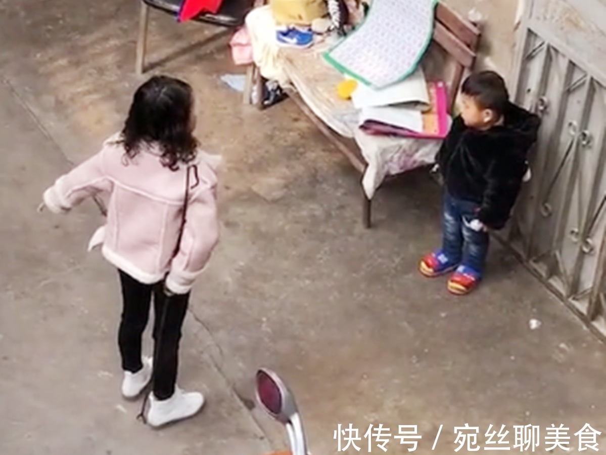 小弟弟|霸气姐姐辅导两个弟弟写作业,手里还拿着工具,妈妈看到后却笑了