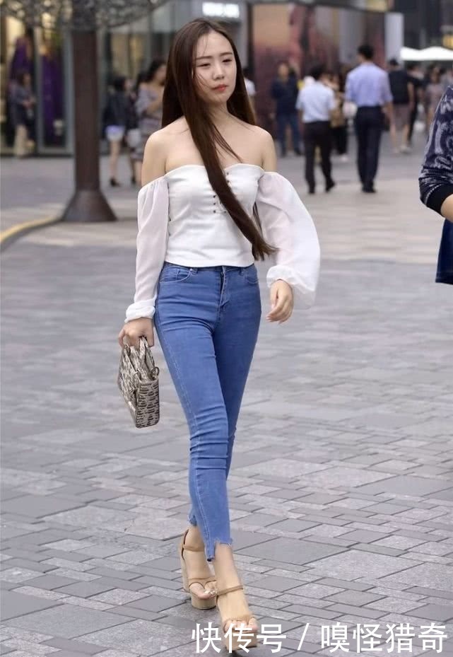正确|街拍美女:牛仔裤正确打开方式,搭配一头飘逸长发简直不要太气质