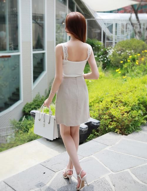  女性|小姐姐爱穿V领包臀裙，大秀美丽的身材，清新靓丽时尚动人！