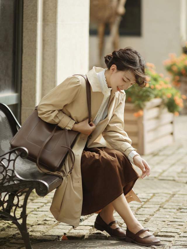 穿搭|秋天不知道该穿什么外套?这4件风衣就够了,适合30岁的女人借鉴