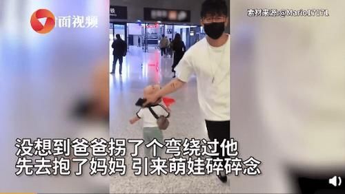 萌娃|爸妈牵手游故宫,留萌娃自己推婴儿车!网友:父母是真爱孩子是意外