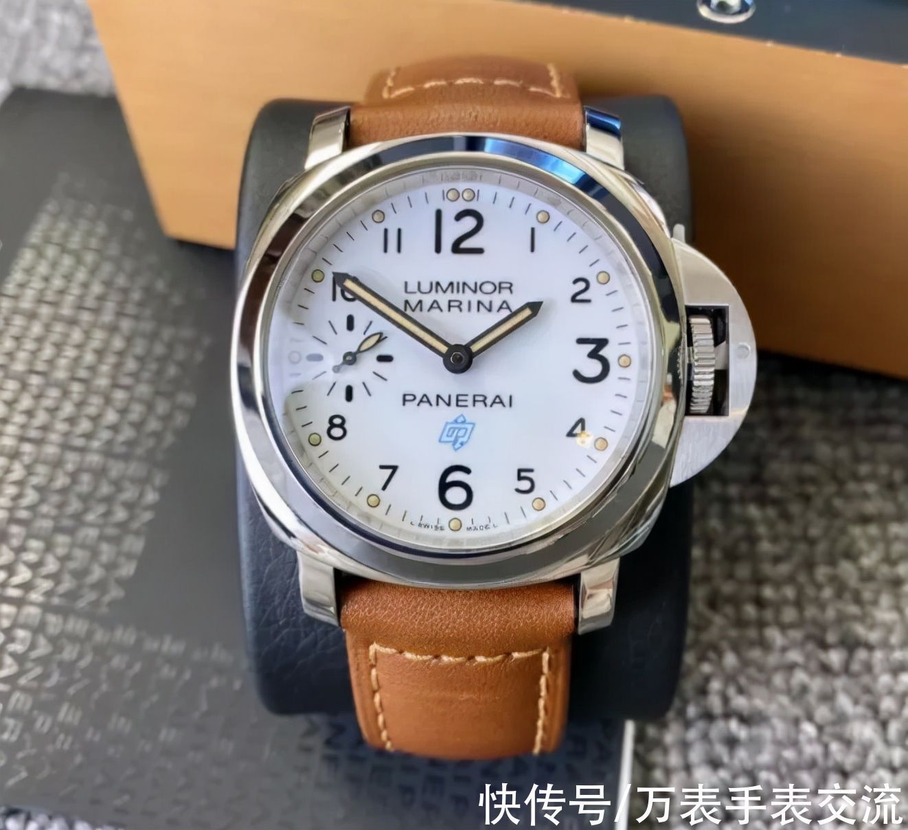 劳力士 手戴名表踩点下班，这个男人的夜晚指定不简单