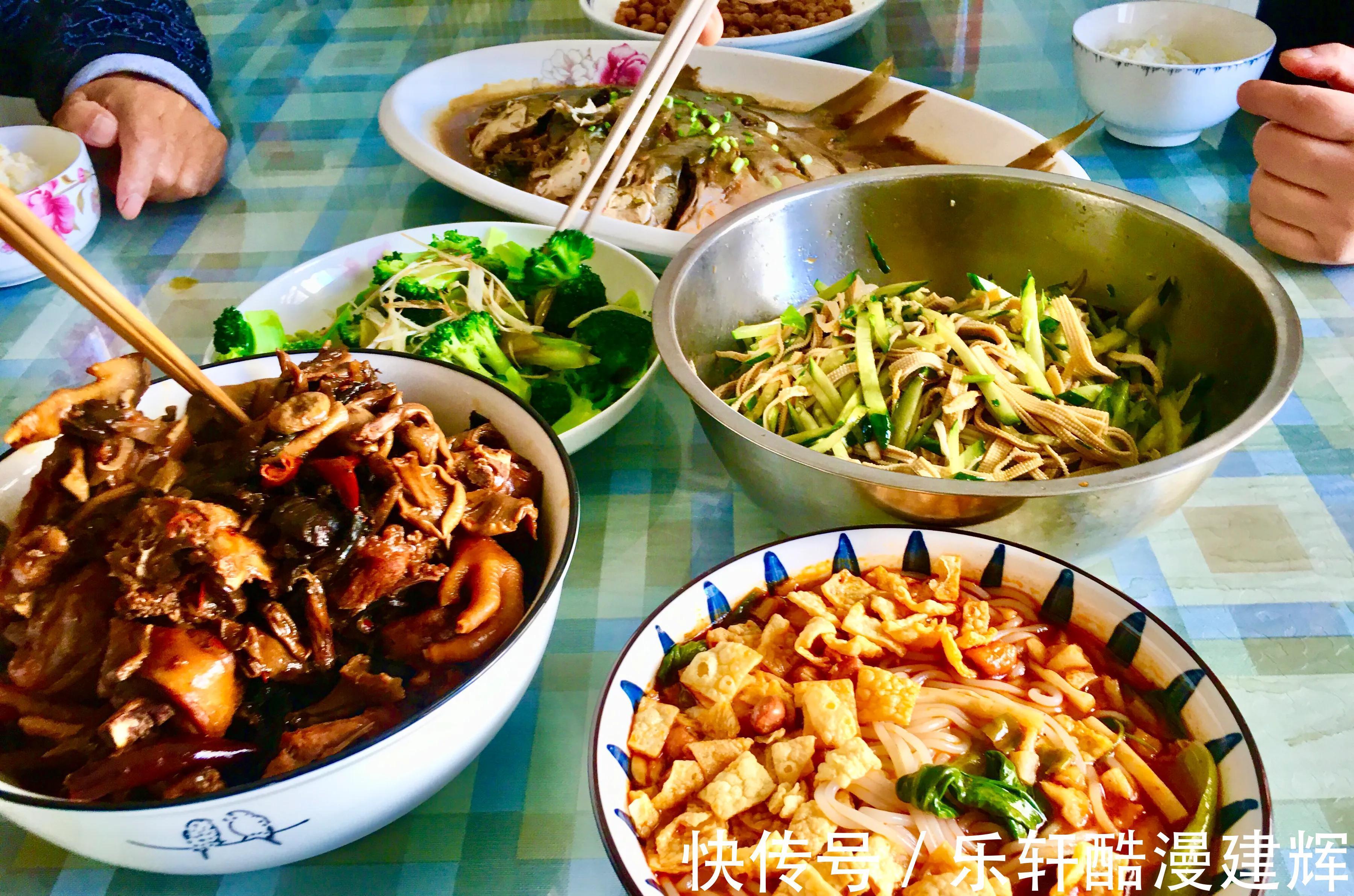 我过生日时吃的一桌饭菜，被弟弟嘲笑，说这都是个啥玩意儿