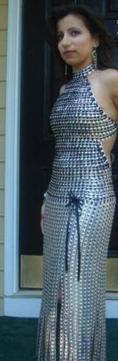 国外女孩用六千多个拉环做成礼服,惊艳亮相毕业舞会