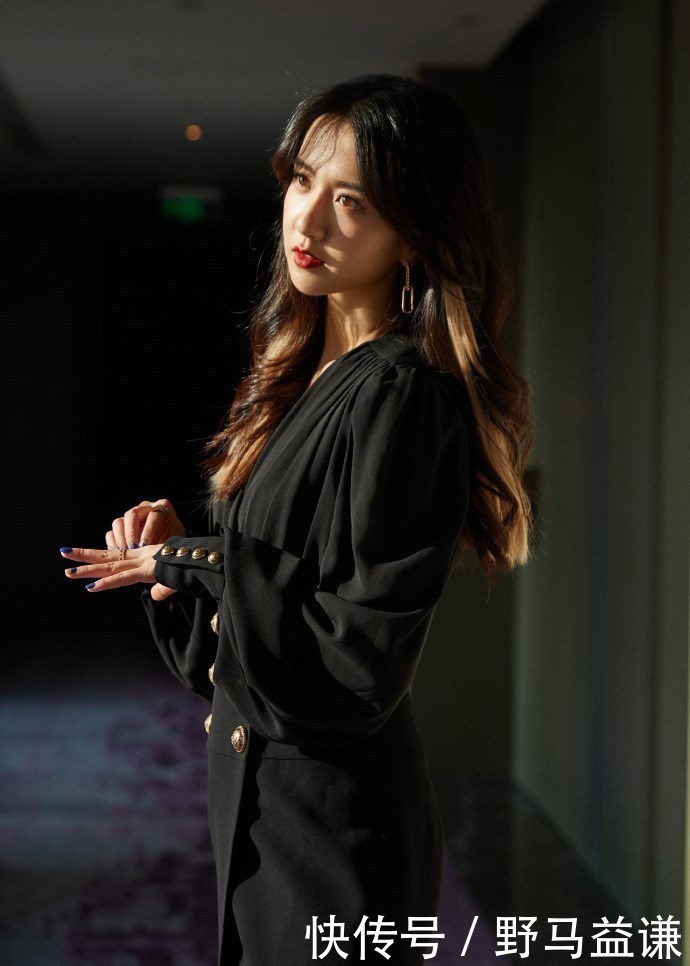 美腿|许龄月一袭黑色收腰短裙,大秀性感美腿,长发红唇好惊艳