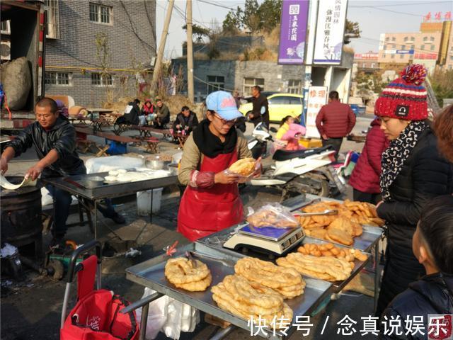 农村|奇怪的农村夫妻,赶大集生意火爆,自定规矩干四天休班一天