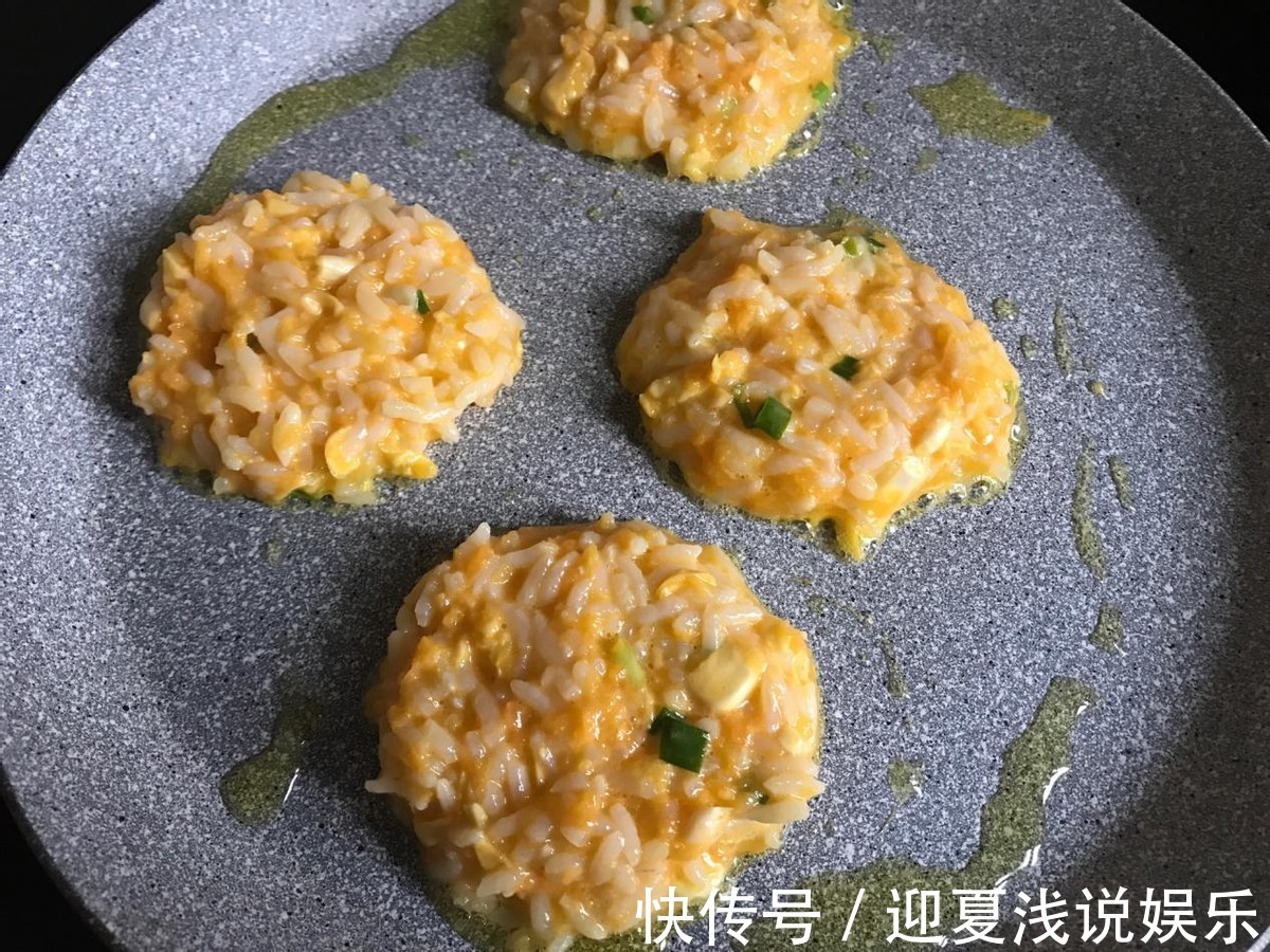 杂粮饼|营养丰富的鸡蛋蔬菜米饼，制作简单，鲜香四溢