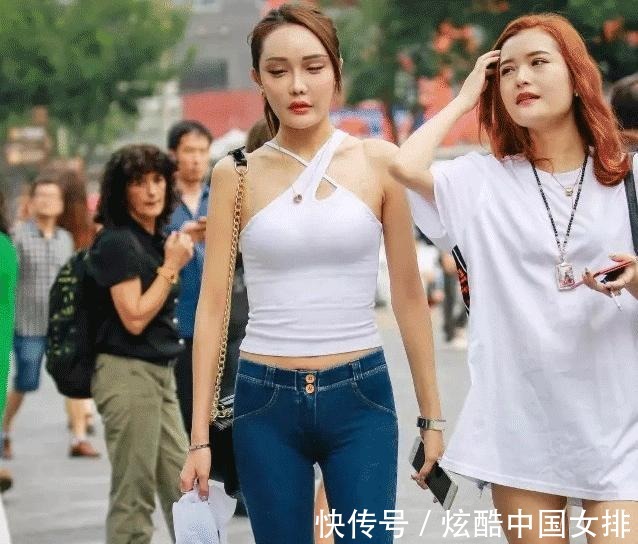 紧身牛仔裤|紧身牛仔裤穿在身上，精致又大方，整个人看起来也显得气质十足