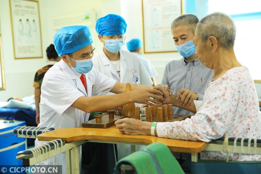 中国医师节|感谢医者担当，祝医师们节日快乐