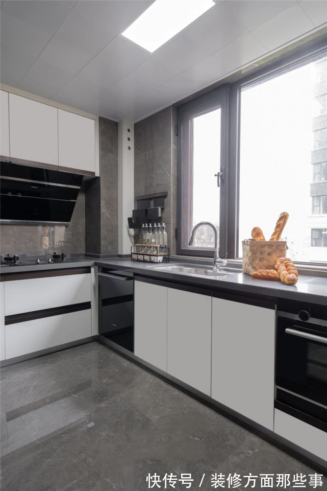 一日三餐|140平现代风四居室,原木与灰打底,点缀一抹棕