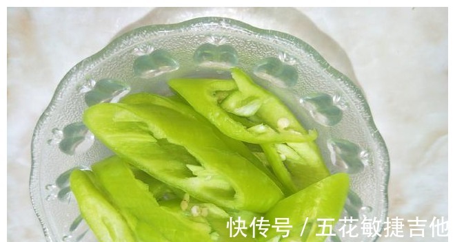多汁|西红柿又有新吃法,加2样食材,锅里简单一炒,香辣多汁超下饭!
