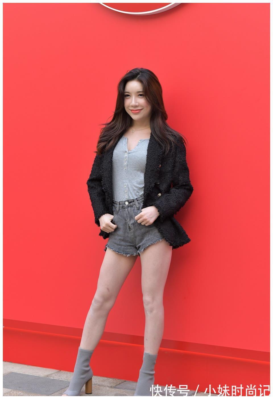 长长的秀发,朴素的美女微笑的状态,好想带她回家让爸爸妈妈看看