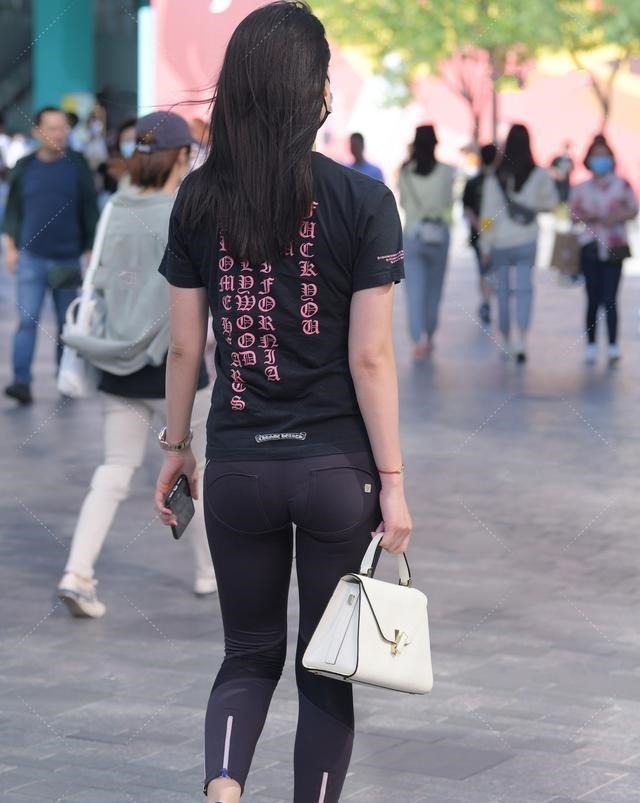 裤子 黑色端庄短袖搭配黑色简洁打底裤,收腰的设计,体颜色一致!