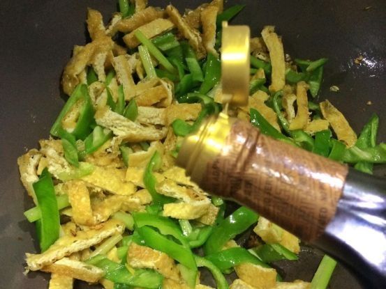 家常香辣芹菜豆腐菜，香辣开胃，营养美味，下饭还解馋