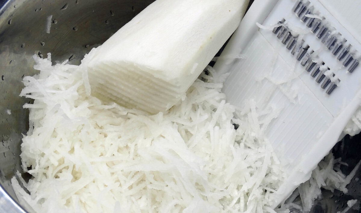 炸萝卜丸子,别再放面粉了,多加这2味料,金黄酥脆,凉了也不硬