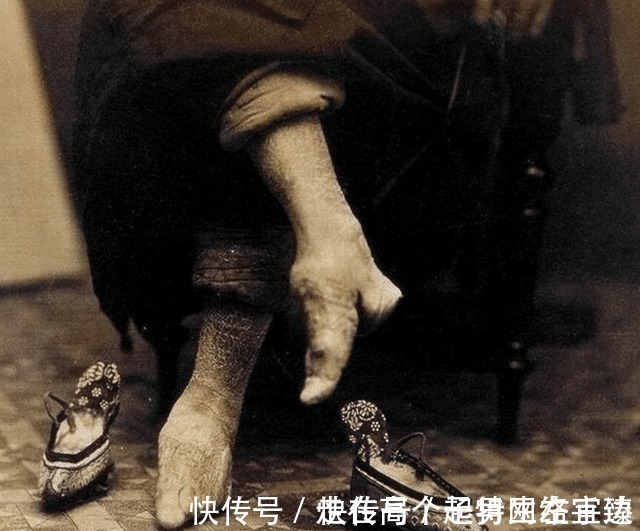 舶来品 中国人都觉得高跟鞋是一种舶来品,殊不知千年前中国就有了高跟鞋