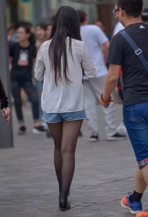 路人街拍短裤配黑丝的背影杀手,换双高跟鞋更好看呀