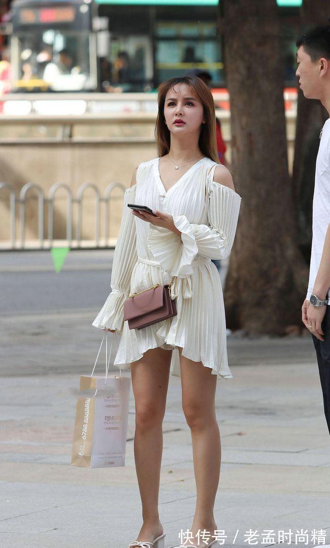 美女|街拍美女:穿连衣裙,搭高跟拖鞋特别有女人味,更提升品位与气质