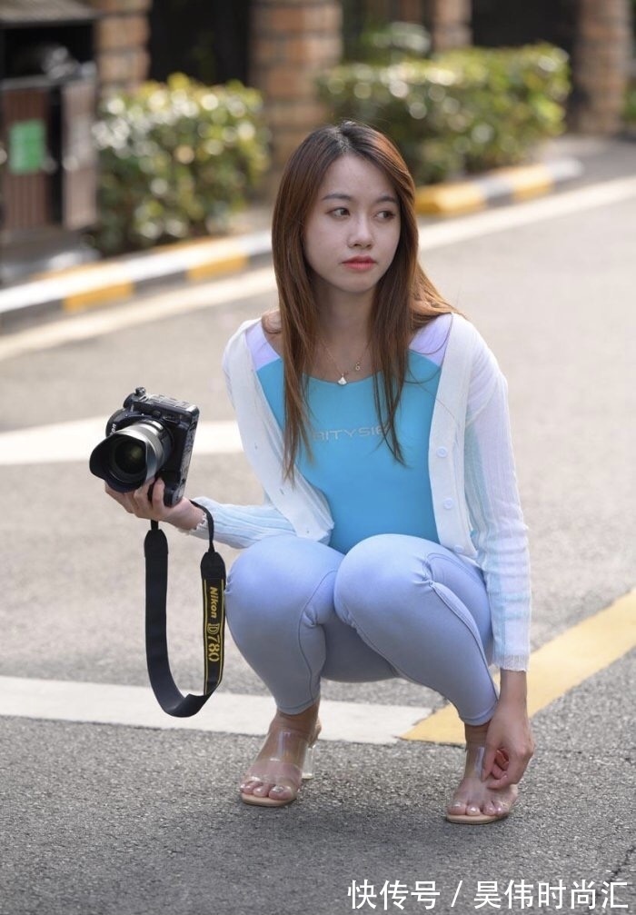 白与蓝 紧身衣搭配百搭牛仔裤,修身又塑形,那份小家碧玉般的温柔很迷人