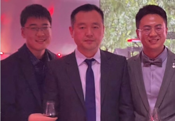 国乒|孔令辉一身西装亮相!容光焕发状态回归,执教孙颖莎流言愈演愈烈