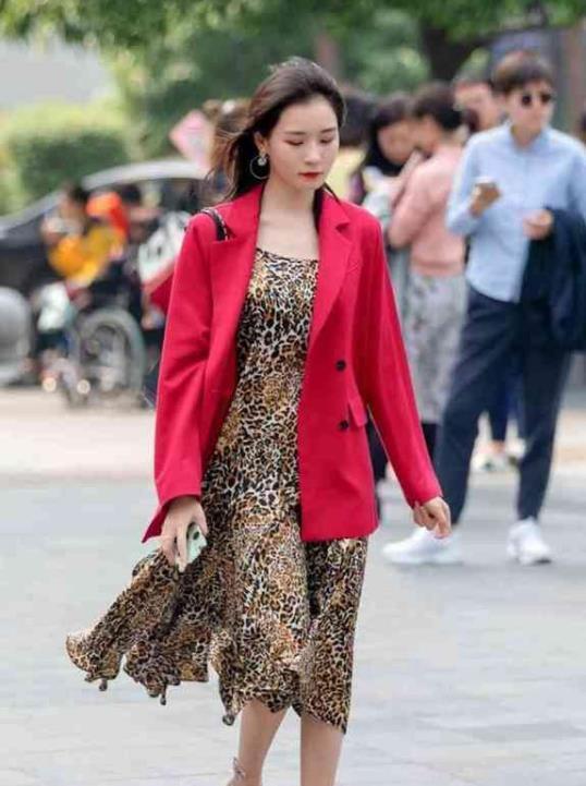 街拍：长发披肩的小姐姐，白色的上衣穿出了气质，很有气场