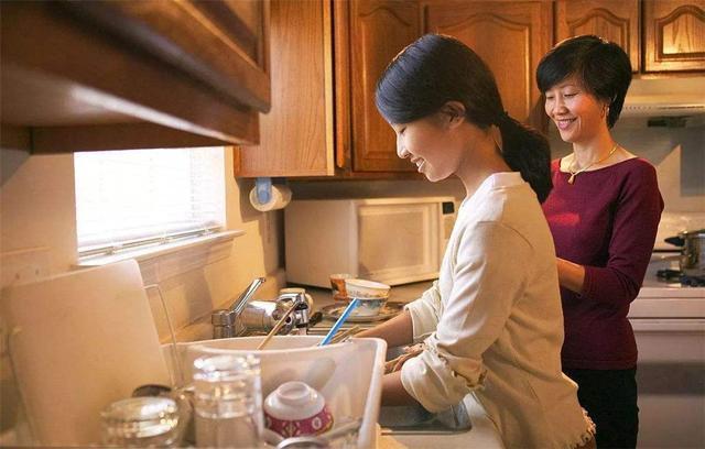 养老院|65岁老人被儿媳送进养老院,含泪喊冤没想到月子仇,你记这么久