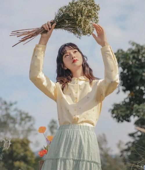 今春火了一种流行色叫“奶油黄”，显白温柔，黄黑皮都适合