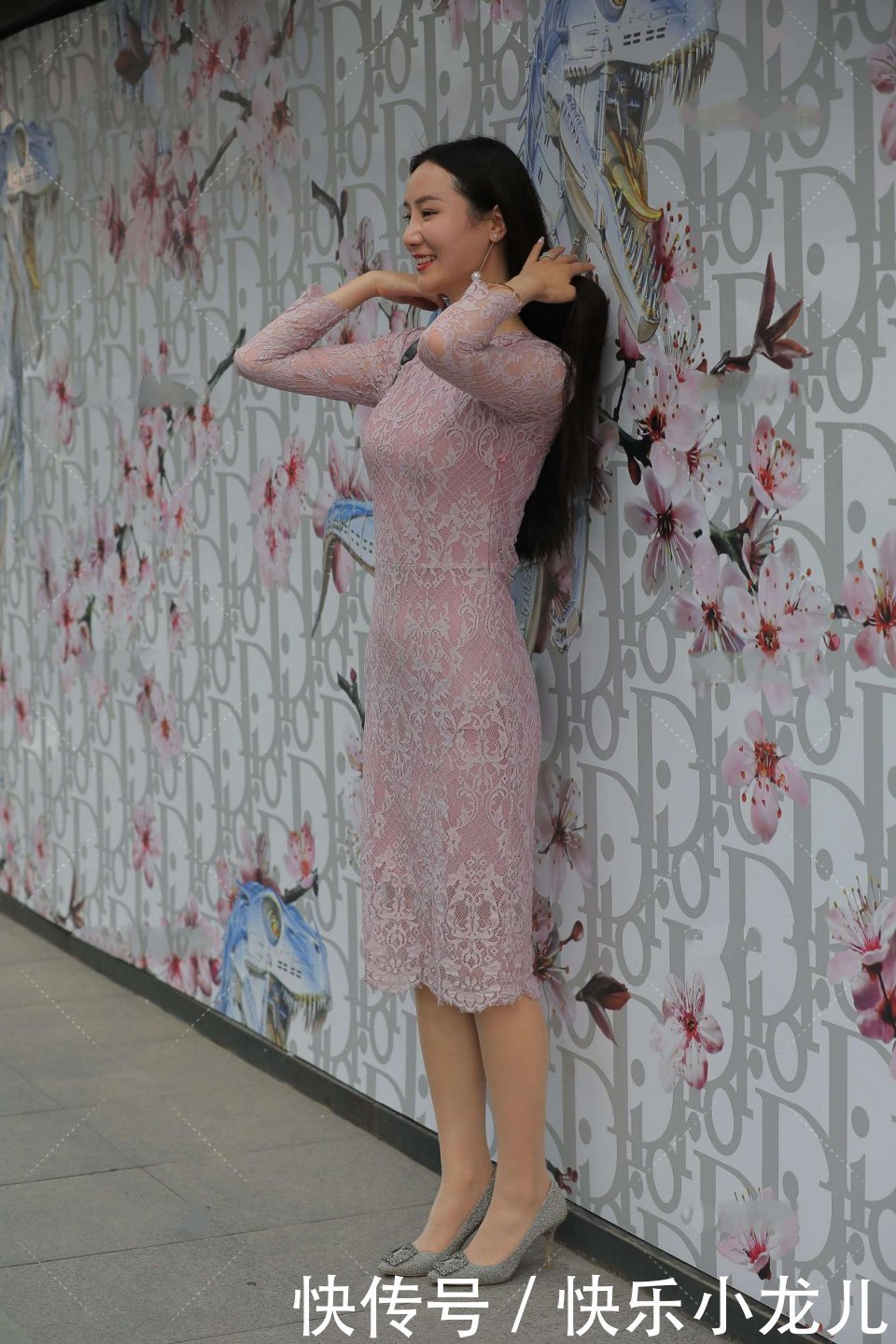 浅色花纹连衣裙，端庄大气，举止优雅