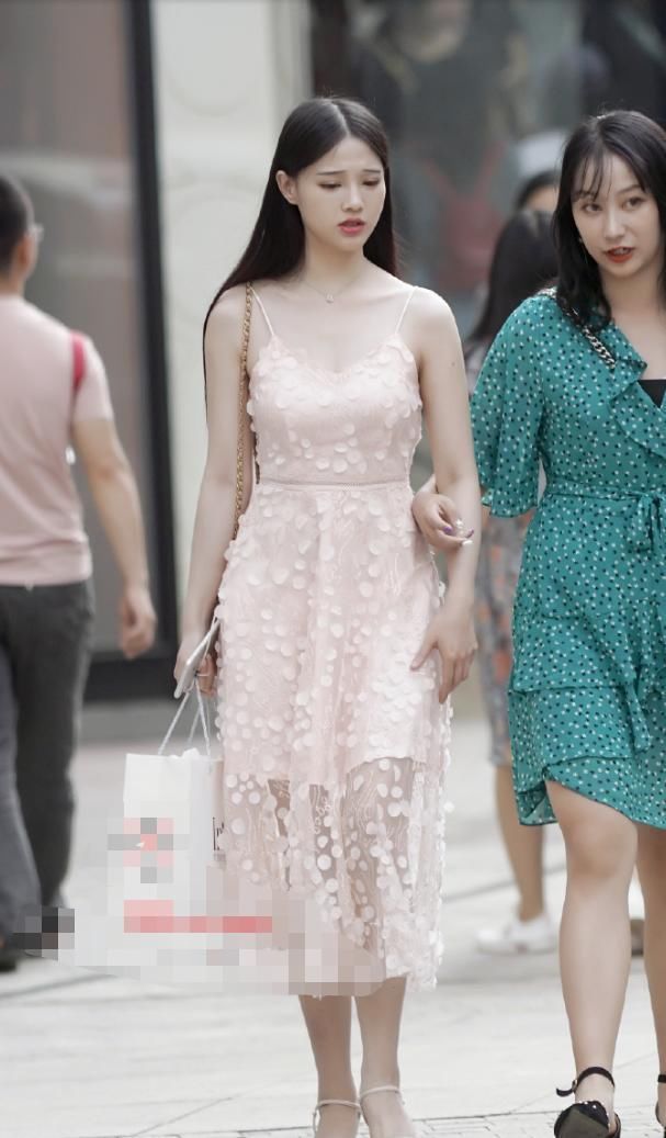 树叶|裸色系的"树叶"点缀,小姐姐选的裙子很吸睛