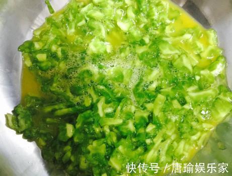 苦瓜|苦瓜炒鸡蛋,先炒苦瓜还是先炒蛋?大厨:都不对,这样做清脆嫩滑