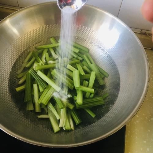 广式腊肠炒芹菜,简单美味的快手菜