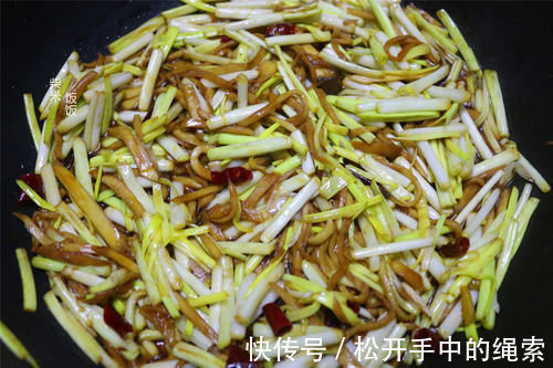 鲜香|这两种食材是绝配,大火一炒,2分钟出锅,不放肉却比肉香