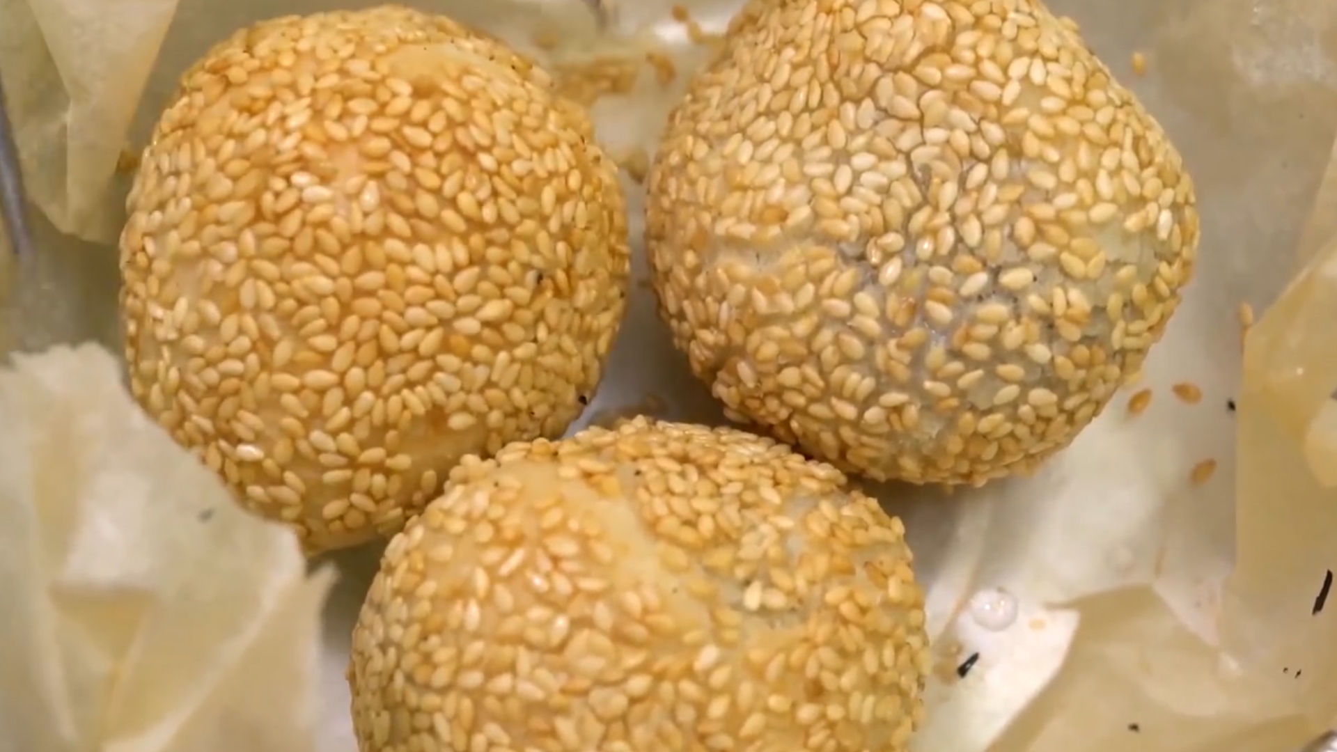 偷偷告诉你炸麻团的技巧,个个空心又香又脆,出锅全家抢着吃