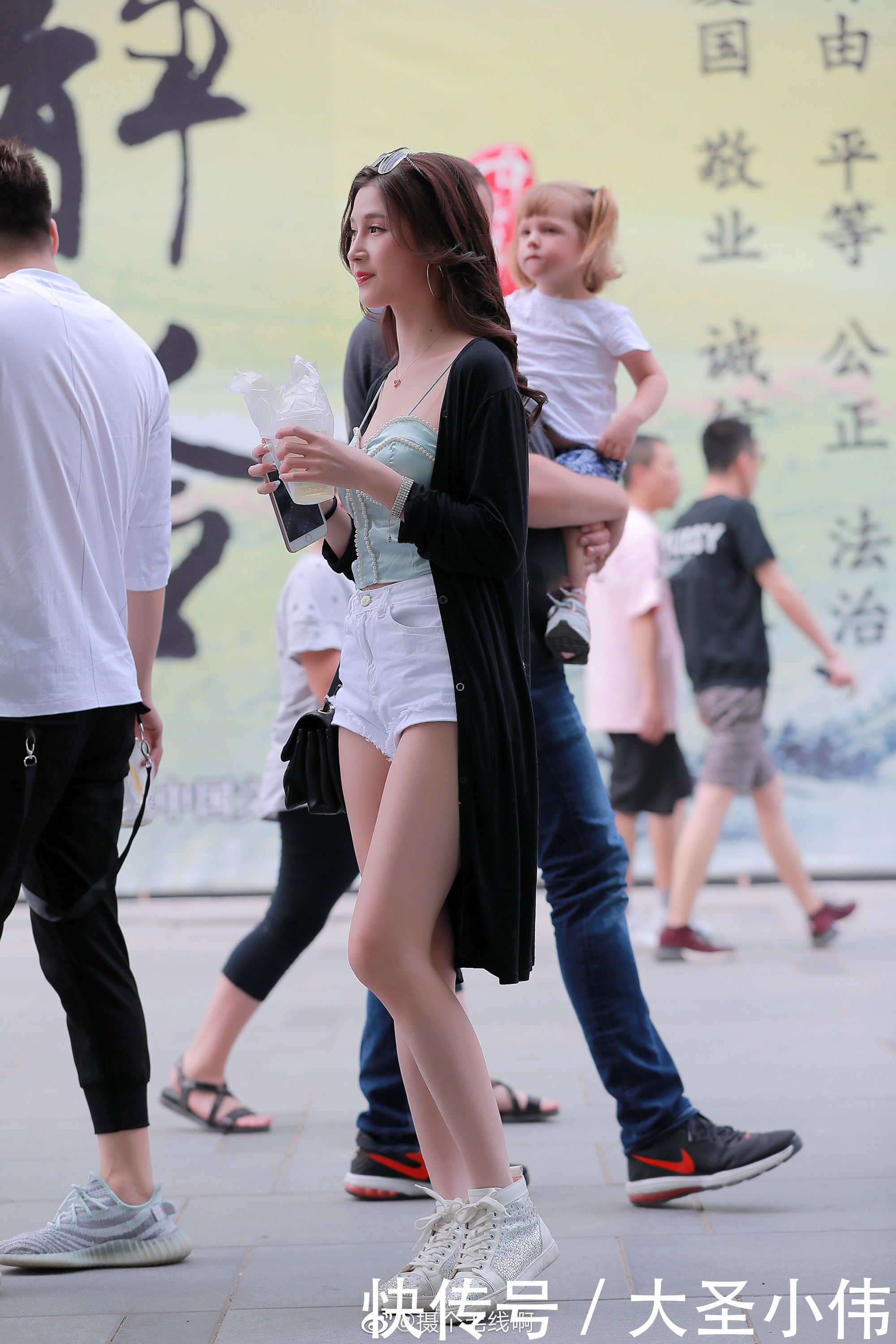 讨人喜欢|美女街拍小姐姐不仅穿着时尚,而且甜甜可爱的讨人喜欢