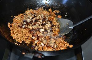 香菇|香菇肉酱自己做,做一次吃10天,能拌面能下饭!