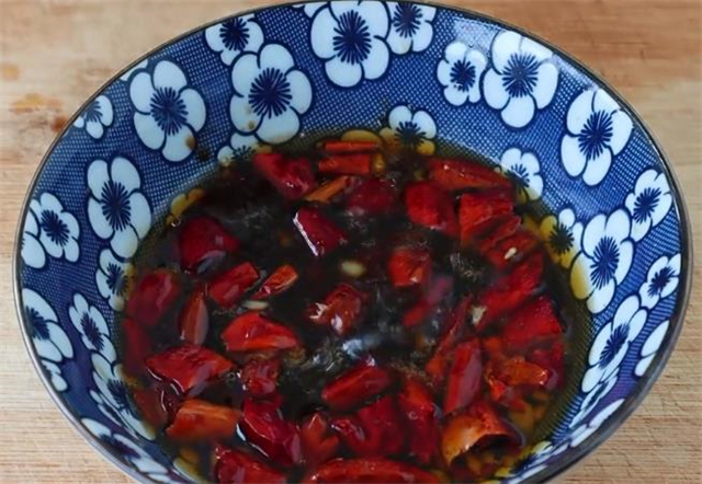 凉拌豆腐皮，很多人不会调料汁，教你一招，味道和饭店一样好吃