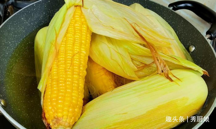 水煮|煮玉米,用清水是“外行”,多加2味,玉米个个软糯香甜,真实用