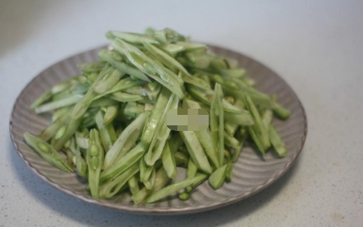 这菜简单炒一炒,做多少都吃个精光