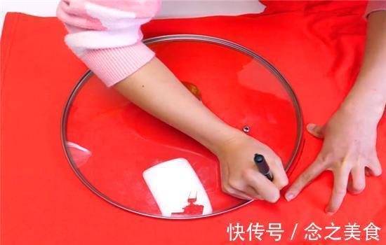 旧衣服不要扔,把锅盖放在上面简单缝一缝,客人来了也爱用