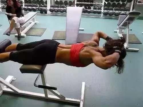 健身|48岁开始健身,撸铁16年,64岁时这身板和姿态,还能再美半个世纪